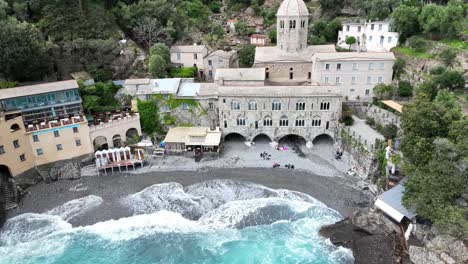 San-Fruttuoso,-Italien,-Ist-Ein-Verstecktes-Juwel-Mit-Einer-Historischen-Abtei,-Klarem-Türkisfarbenem-Wasser,-Ruhigen-Stränden-Und-Der-Berühmten-Statue-Des-Christus-Des-Abgrunds