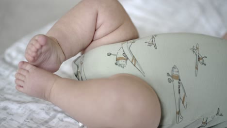 Baby-Junge-Spielt-Morgens-Auf-Dem-Boden