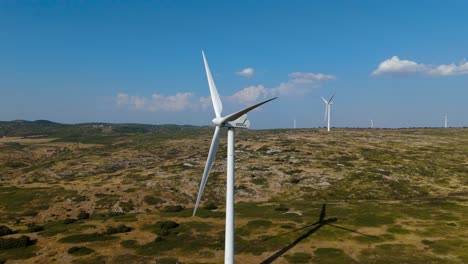 Produktion-Erneuerbarer-Energie-Mit-Mehreren-Windturbinen-In-Der-Landschaft