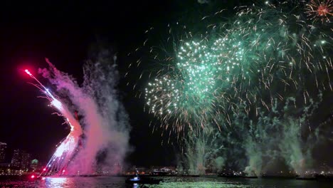 Los-Fuegos-Artificiales-Iluminan-El-Cielo-Nocturno-Sobre-Yokohama-Minatomirai,-Creando-Un-Deslumbrante-Espectáculo-Festivo.