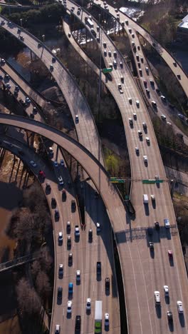 Toma-Vertical-Con-Dron,-Cruce-De-Autopistas-Y-Cruce-Americano,-Houston,-Texas,-EE.-UU.