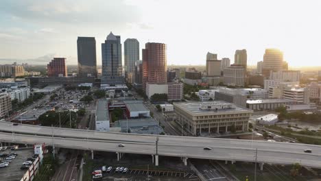 Skyline-Von-Tampa-Mit-Modernen-Wolkenkratzern-Und-Hochstraße-Bei-Sonnenuntergang