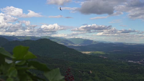 Green-woodland-landscape-of-Italy-with-small-towns-bellow,-aerial-view