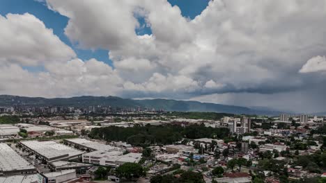 Un-Hiperlapso-Que-Muestra-Las-Nubes-Dinámicas-Que-Se-Desplazan-Sobre-El-Horizonte-De-La-Ciudad-De-Guatemala,-Con-Los-Edificios-Vibrantes-De-La-Ciudad-Proporcionando-Un-Fondo-Sorprendente.