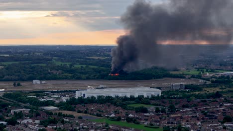 Zerstörtes-Gebäude-Brennt-Und-Schwarzer-Rauch-Steigt-Bei-Sonnenuntergang-In-Cheshunt,-Hertfordshire,-Großbritannien-Auf