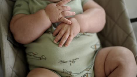 Baby-boys-hands-in-natural-light