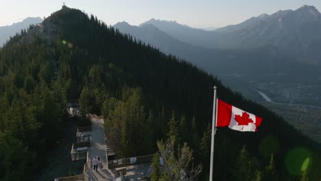 En-Lo-Alto-Del-Mundo,-Donde-Los-Cielos-Besan-La-Tierra,-Ondea-La-Bandera-Canadiense.