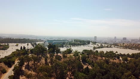 Toma-Aérea-Del-Estadio-De-Los-Dodgers-En-Un-Suburbio-De-La-Ciudad-De-Los-Ángeles