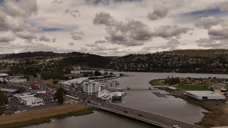 Tráfico-En-El-Puente-De-Launceston-Con-Río-Y-Vecindario-Ubicado-En-La-Colina