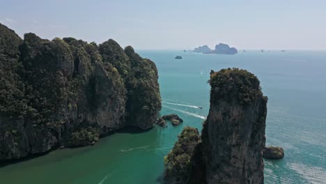 Toma-Aérea-De-Un-Dron-Que-Revela-Un-Hermoso-Paisaje-Marino-Desde-La-Playa-De-Pai-Plong-Con-Transbordadores-Navegando-En-El-Mar-En-Tailandia