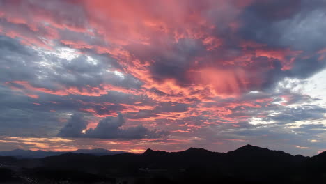 Spektakulärer-Sonnenuntergang-Am-Flughafen-Mit-Cirrocumulus-Und-Wunderschönem-Himmel-Mit-Brennenden-Wolken,-Einer-Markanten-Erscheinung,-Die-An-Feuer-Erinnert-Und-Eine-Ideale-Kulisse-Für-Ein-Copy-Space-Bild-Bietet