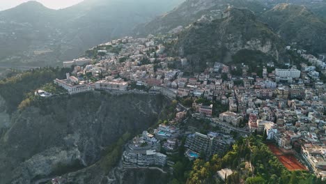 Taormina,-Sizilien,-Präsentiert-Gebäude-Am-Hang-Und-Malerische-Landschaft,-Luftaufnahme