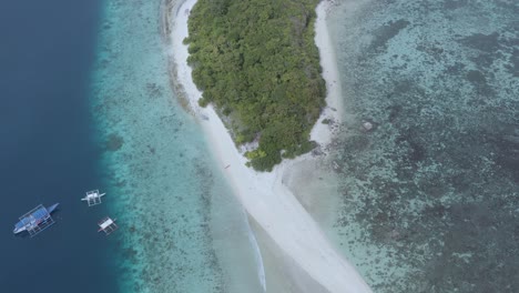 Drohnenaufnahme-Einer-Abgeschiedenen-Tropischen-Insel-Auf-Den-Philippinen,-Umgeben-Von-Kristallklarem-Wasser,-Enthüllt-Aufnahme