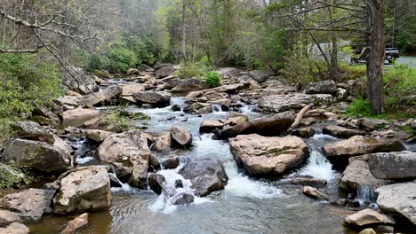 Blick-Auf-Das-Natürliche-Wasser-Des-Glad-Creek,-Das-Mit-Felsbrocken-Fließt