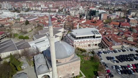 Eine-Drohne-Fängt-Die-Stadt-Skopje-Mit-Einer-Nahaufnahme-Einer-Moschee-Ein-Und-Hebt-Architektonische-Besonderheiten-Hervor