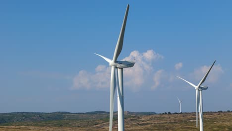 Toma-Lenta-De-Molinos-De-Viento-Estáticos-Con-Cielo-Azul-Detrás