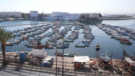 Panning-view-of-the-fishing-port-of-Algiers,-Algeria,-on-a-sunny-day