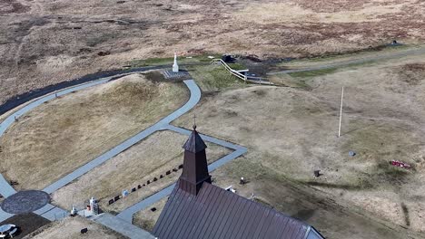 Iglesia-Pintoresca-En-La-Costa-Sur-De-Islandia-Con-Vistas-Panorámicas-Al-Océano-Y-Un-Ambiente-Sereno,-Perfecto-Para-La-Relajación-Y-La-Meditación.