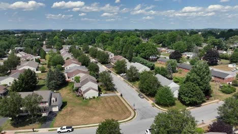 Suburban-neighborhood-with-neatly-arranged-houses-in-Pennsylvania