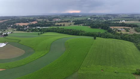 Vista-Aérea-Del-Paisaje-Rural-Con-Campos-Agrícolas-En-La-Colina-Durante-Un-Día-Nublado-En-EE.-UU.