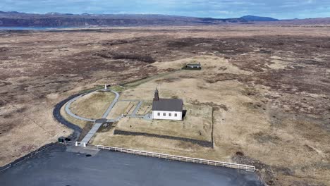 Strandarkirkja-Kirche-Thront-Auf-Einem-Hügel-Mit-Blick-Auf-Die-Weiten-Und-Majestätischen-Meereswellen