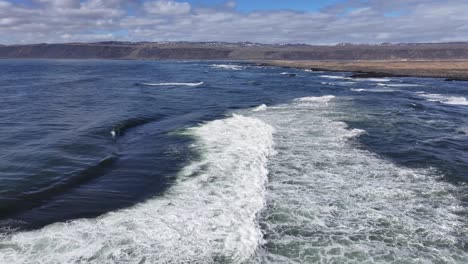 Das-Video-Zeigt-Die-Sonne,-Die-Hell-Auf-Das-Glitzernde-Wasser-Scheint,-Mit-Einer-Weitwinkelaufnahme-Des-Ozeans