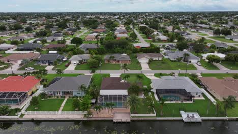 Vista-Panorámica-De-Un-Dron-Que-Se-Eleva-Sobre-Grandes-Casas-Residenciales-En-El-Distrito-Noble-De-Cape-Coral,-Florida