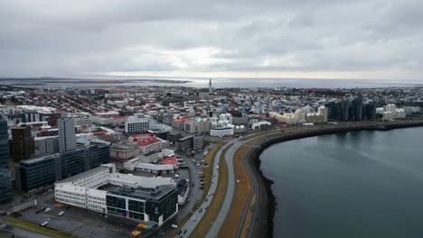 Eine-Luftaufnahme-Von-Reykjavik-Zeigt-Die-Farbenfrohen-Gebäude-Der-Stadt-Und-Die-Umliegende-Landschaft