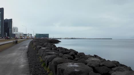 La-Costa-De-Reykjavik-Se-Ve-En-El-Video-Con-Una-Combinación-De-Arquitectura-Moderna-Y-Tradicional,-Una-Vista-En-Lapso-De-Tiempo