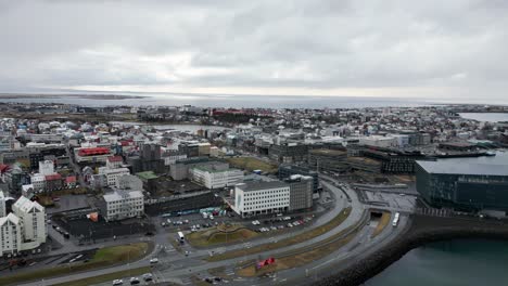 Das-Video-Zeigt-Eine-Luftaufnahme-Von-Reykjavik-Island-Mit-Einem-Panoramablick-Auf-Die-Farbenfrohen-Gebäude-Und-Den-Hafen-Der-Stadt