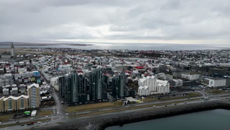 Das-Video-Fängt-Die-Schönheit-Von-Reykjavik-Mit-Einer-Luftaufnahme-Der-Farbenfrohen-Gebäude-Und-Der-Umliegenden-Landschaft-Der-Stadt-Ein