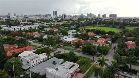 Barrio-Suburbano-De-La-Ciudad-De-Miami-Con-Campo-De-Béisbol-Durante-Un-Día-Nublado