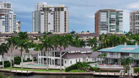 Aerial-shot-of-premium-villas-with-private-pool-in-Naples-City,-Florida-during-sunny-day