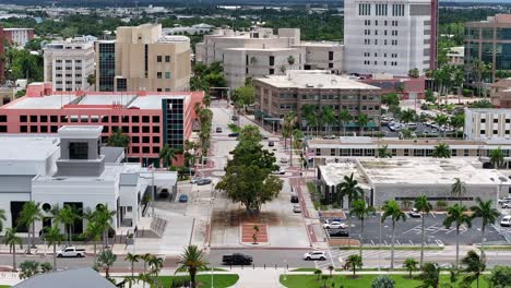 Palmeras-En-Un-Parque-Con-Tráfico-En-Las-Carreteras-En-El-Centro-De-Fort-Myers-En-Un-Día-Soleado