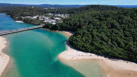 Woody’s-Beach-Park-With-Tallebudgera-Creek-Bridge-In-Burleigh-Heads,-Gold-Coast,-QLD-Australia