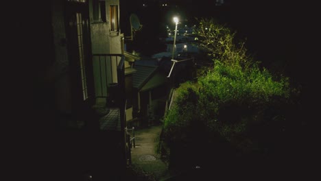 Callejón-Estrecho-Con-Escalones-En-El-Pueblo-Pesquero-De-Saikazaki,-Wakayama,-Japón