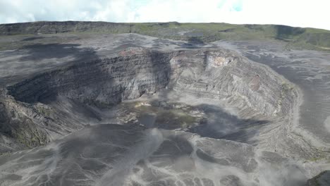 Luftaufnahme-Einer-Malerischen-Lavafelsformation-Auf-Dem-Berg-Karthala-Oder-Dem-Aktiven-Vulkan-Karthola-Auf-Der-Insel-Grande-Comore-Auf-Den-Komoren