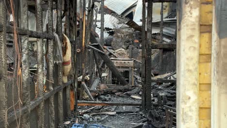 Tras-Un-Grave-Incendio,-Los-Tristes-Restos-De-Lo-Que-Una-Vez-Fue-Una-Hermosa-Casa-De-Madera-En-La-Sureña-Isla-De-Chiloé.