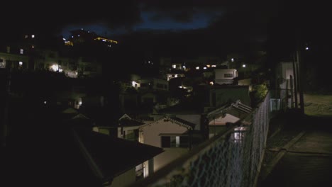 Zona-Residencial-Tranquila-Por-La-Noche-En-El-Pueblo-Pesquero-De-Saikazaki-En-Wakayama,-Japón