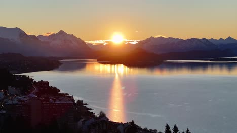 Cielo-Del-Atardecer-En-Bariloche-En-Rio-Negro-Argentina