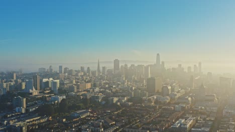 Filmische-Drohnenaufnahmen,-Die-Einen-Atemberaubenden-Blick-Auf-Die-Skyline-Einfangen