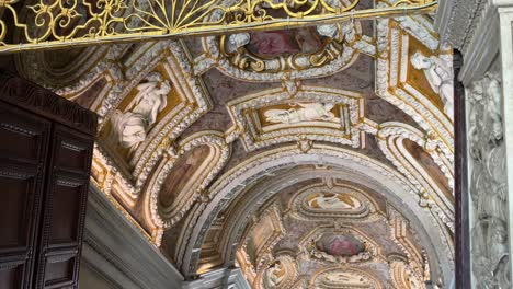 Ancient-Room-Inside-Doge's-Palace-With-Paintings-On-The-Ceiling-And-Carved-Moulding-In-Venice,-Italy