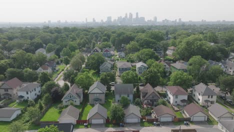 Beautiful-skyline-in-background-with-suburb-houses-in-foreground-of-Minnesota,-USA