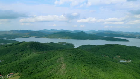 Wunderschönes-Umgebungsmaterial-Einer-Landschaft-Mit-Gebirgskulisse-Im-Hintergrund-Und-Dem-Fluss-Des-Mutterlandes,-Der-Durch-Die-Szene-Fließt