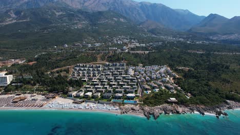 Luxuriöse-Resorts-Mit-Meerblick-über-Das-Türkisblaue-Ionische-Meer-Für-Den-Sommerurlaub-Am-Strand-In-Albanien