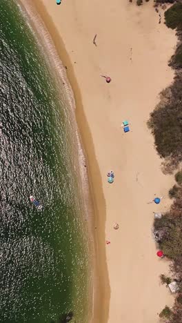 Vertikale-Drohnenaufnahmen-Eines-Strandes-In-Huatulco,-Mexiko