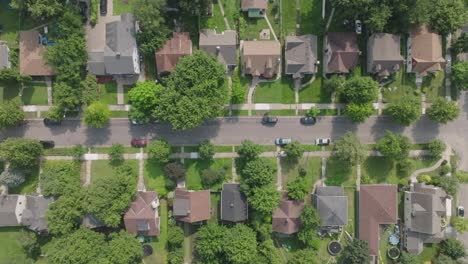 Drone-view-capturing-houses-on-either-side-of-street-in-suburb-area-of-Minnesota,-USA