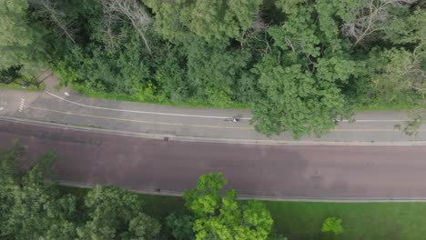 Drohnenansicht-Eines-Radfahrers,-Der-Durch-Wege-Zwischen-Wäldern-In-St.-Radelt