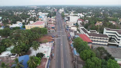 Imágenes-Aéreas-De-Tanjore-Tomadas-A-Primera-Hora-De-La-Mañana-Muestran-Los-Hospitales-De-La-Ciudad-Exterior,-Los-Edificios-Gubernamentales,-El-Salón-De-Bodas,-La-Escuela-Y-La-Carretera-Principal.