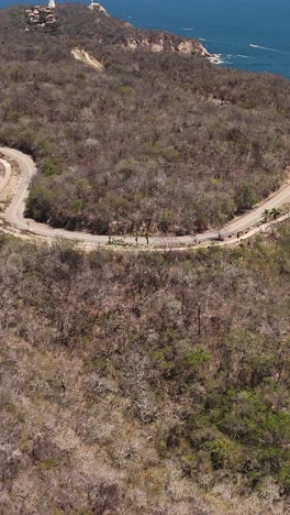 Caminos-Sinuosos-A-Través-De-Las-Colinas-Del-Parque-Nacional-Huatulco,-Vista-Vertical